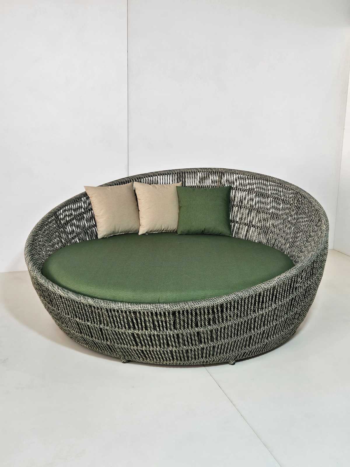 Daybed redondo com trama cinza e almofada verde