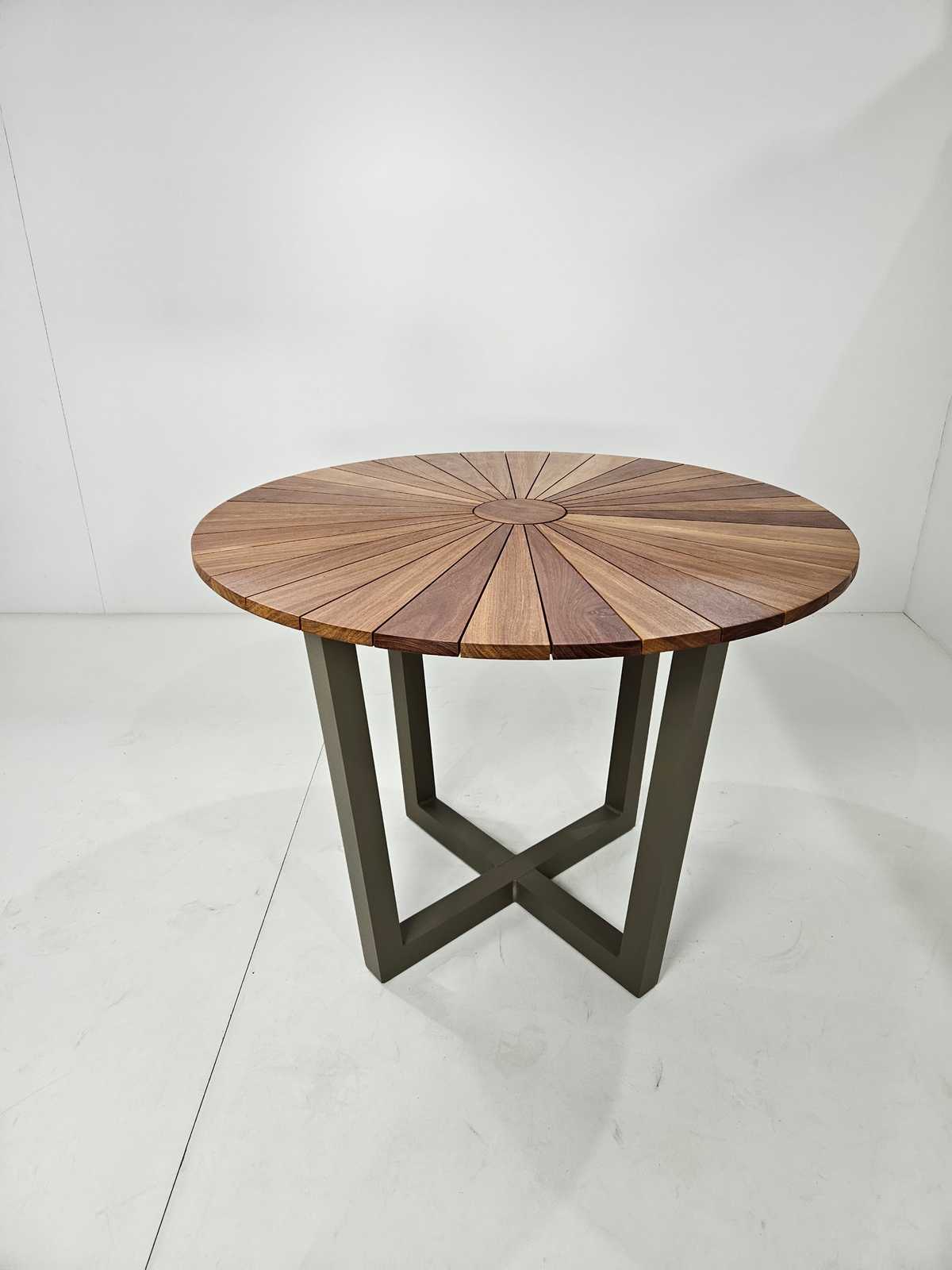 Mesa redonda com tampo de madeira em desenho radial e base metálica preta