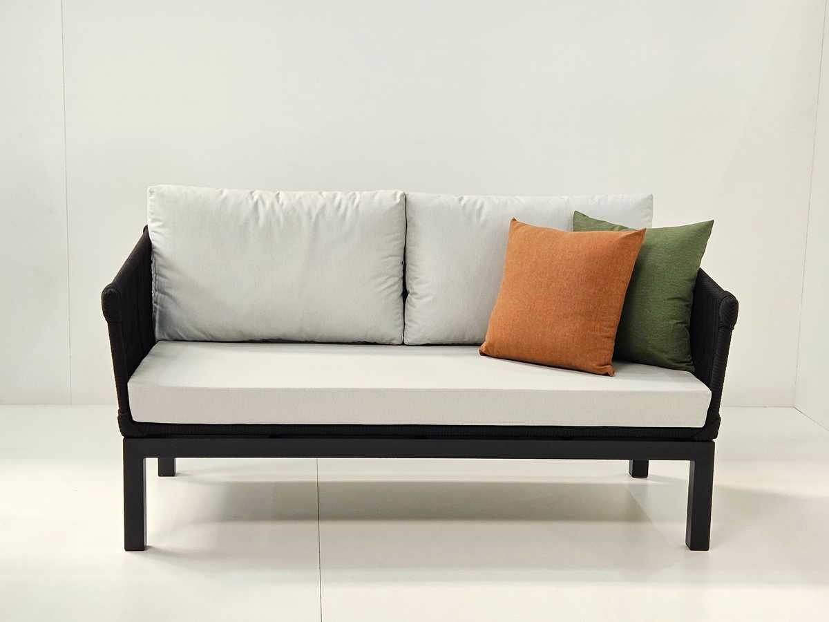 Sofá branco de dois lugares com almofadas laranja e verde