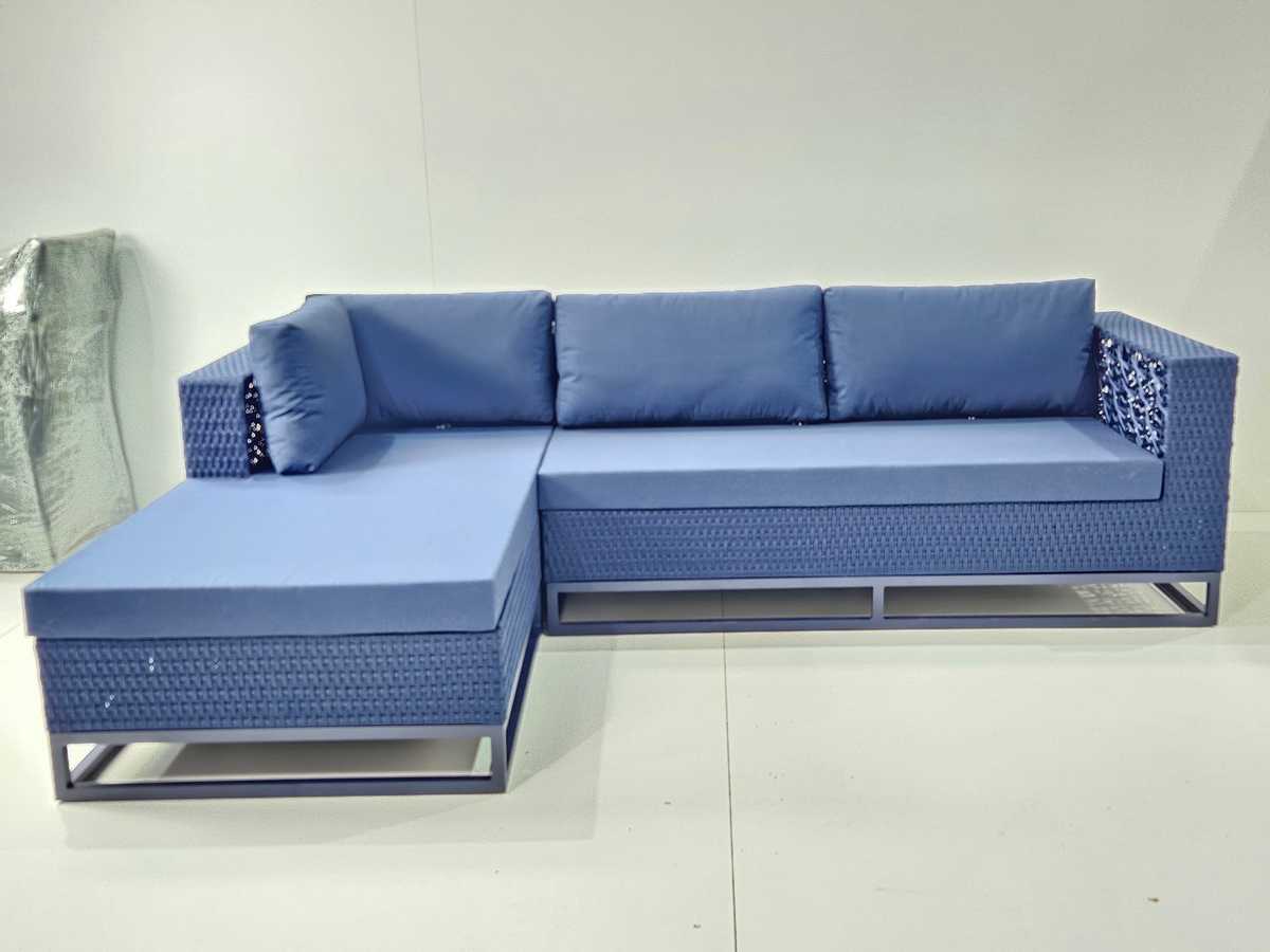 Sofá modular azul com chaise, montado em módulos independentes